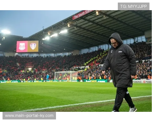 利兹联三后卫体系主打高位逼抢 反击效率高造切尔西困境 利兹联三后卫体系主打高位逼抢 反击效率高造切尔西困境